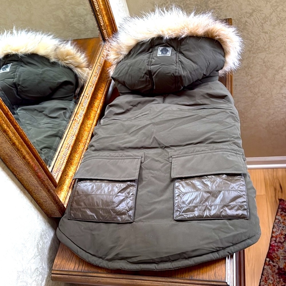NWOT Pajar Pup Zeus military style dog jacket w/faux Fur-Trimmed hood. Olive.